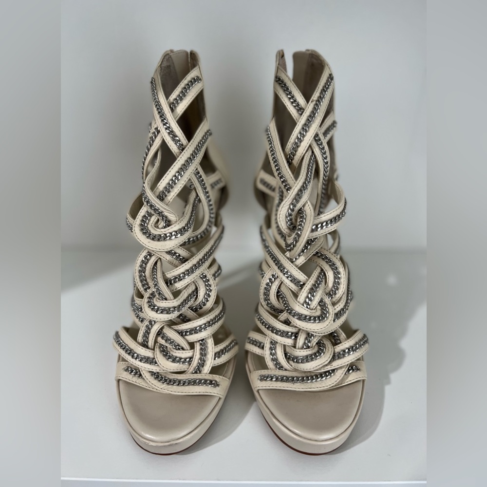 Eggshell color chain detail heels
